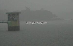 Suasana Waduk Gunungrowo Pati berkabut dan hujan deras ketika ada Tembaru Chino