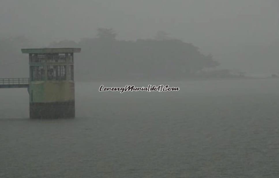 Suasana Waduk Gunungrowo Pati berkabut dan hujan deras ketika ada Tembaru Chino