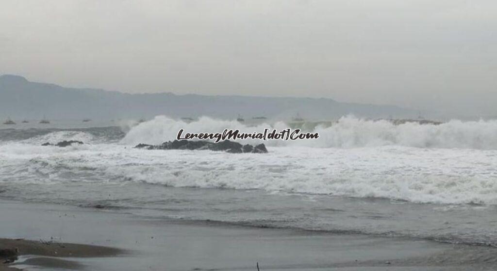 Ombak besar dapat menyeret orang yang berenang di Pantai Selatan Jawa