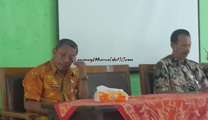 Eka Sumaji, S.Pd. (kiri) dengan penuh keharuan mengusap mata pada acara pamitan purnatugasnya