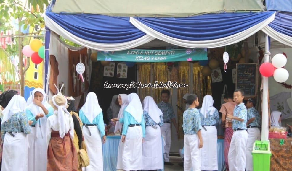 Siswa sedang berbelanja di salah satu stan di HUT SMPN 4 Pati ke 45.