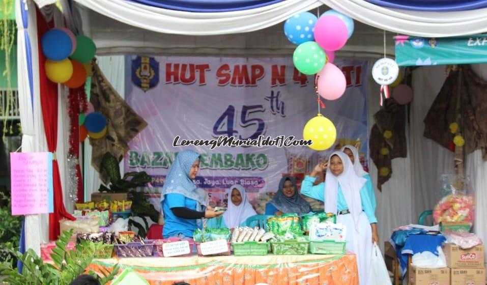 Stan bazar sembako  menyediakan berbagai kebutuhan pokok masyarakat dengan harga murah dalam rangka HUT ke 45 SMPN 4 Pati