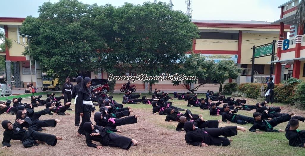 Siswa  SH Terate sedang melakukan gerakan sirkel depan di lapangan SMAN 3 Pati dalam acara latihan bersama