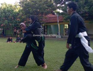 Siswa putri sabuk hijau sedang mengikuti kegiatan sambung di lapangan SMKN 3 Pati