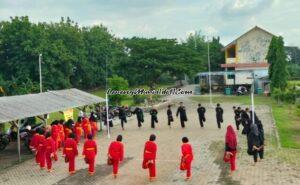 Pesilat dari SH Terate (seragam hitam) dan Tapak Suci (seragam merah) sedang melakukan pemanasan dalam kegiatan latihan bersama di SMK TBI Pati