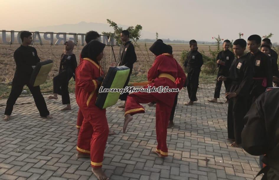 Bukk!!! Suara yang ditimbulkan dari tendangan C kaki kiri dari para pesilat muda ini