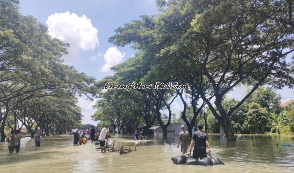 Pengungsi menyusuri jalan raya Pantura Timur Demak menuju daerah yang aman menuju ke arah