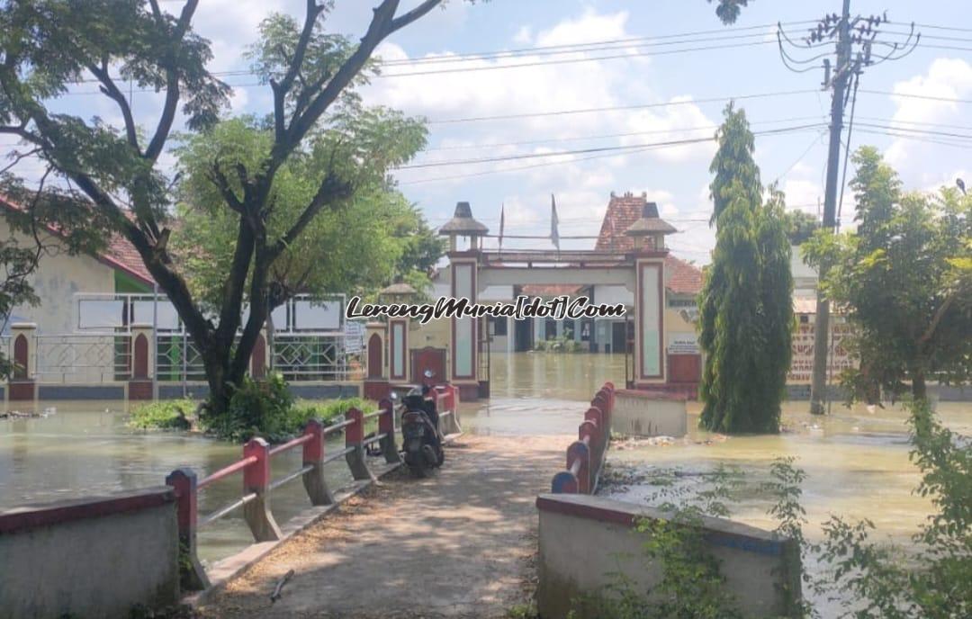 Balai desa Cangkring kemasukan air limpahan dari Sungai Wulan