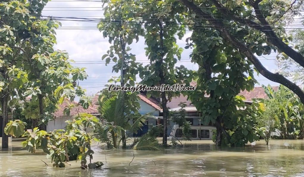 Rumah warga dan mobil terendam di Desa Cangkring Kecamatan Karanganyar Demak