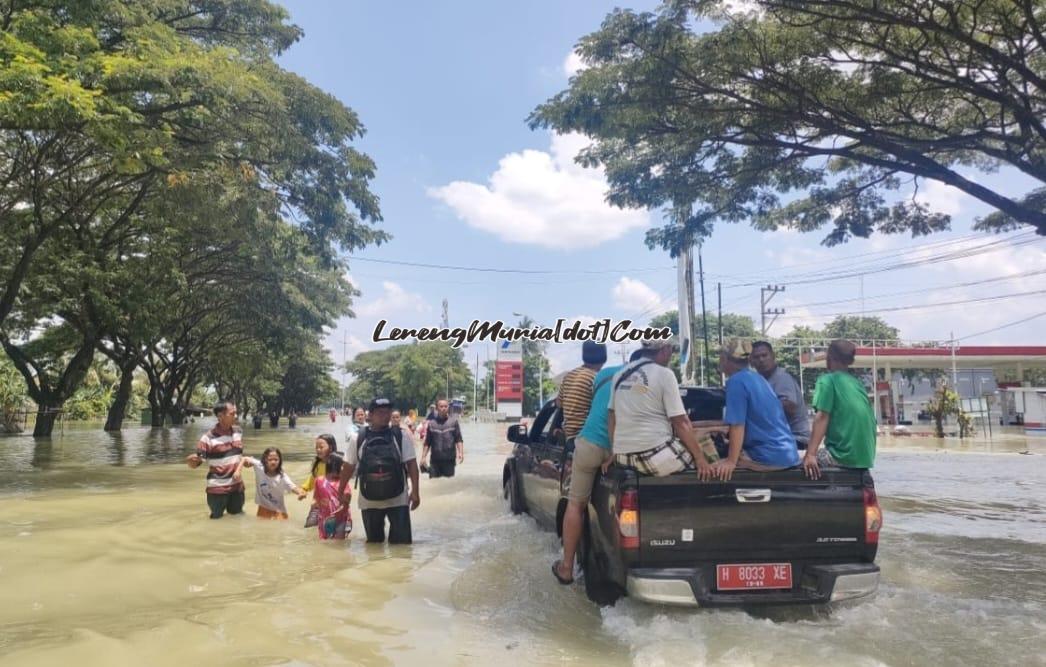 Tim relawan melaju menuju wilayah terdampak bencana banjir berpapasan dengan para pengungsi