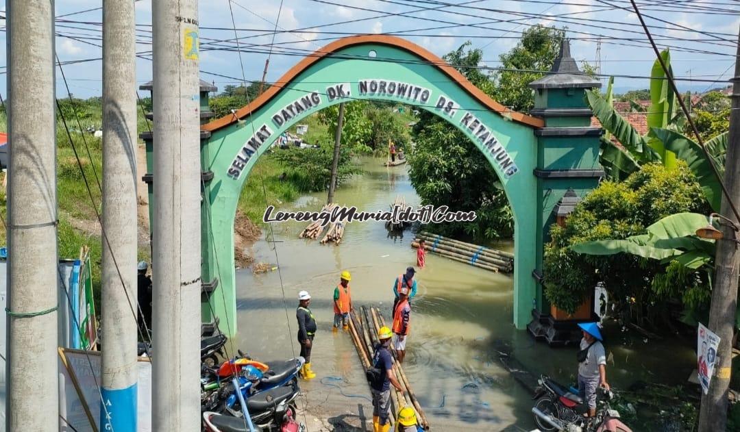 Warga Dukuh Norowito Desa Ketanjung Kecamatan Kaliwungu Kudus sedang kerja bakti membuat tanggul dari bambu