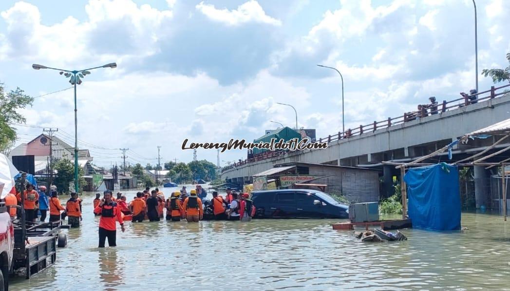 Evakuasi korban banjir oleh tim SAR BPBD Kudus