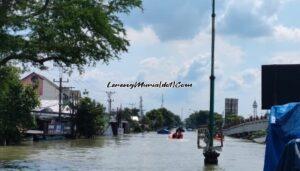 Mobil terendam di jalan raya sebelah kanan Jembatan Tanggulangin yang membentang di atas Sungai Wulan