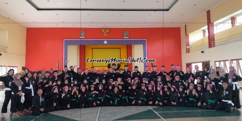 Siswa dan pelatih/warga SH Terate Komisariat SMAN 3 Pati foto bersama seusai UKT, tetap semangat