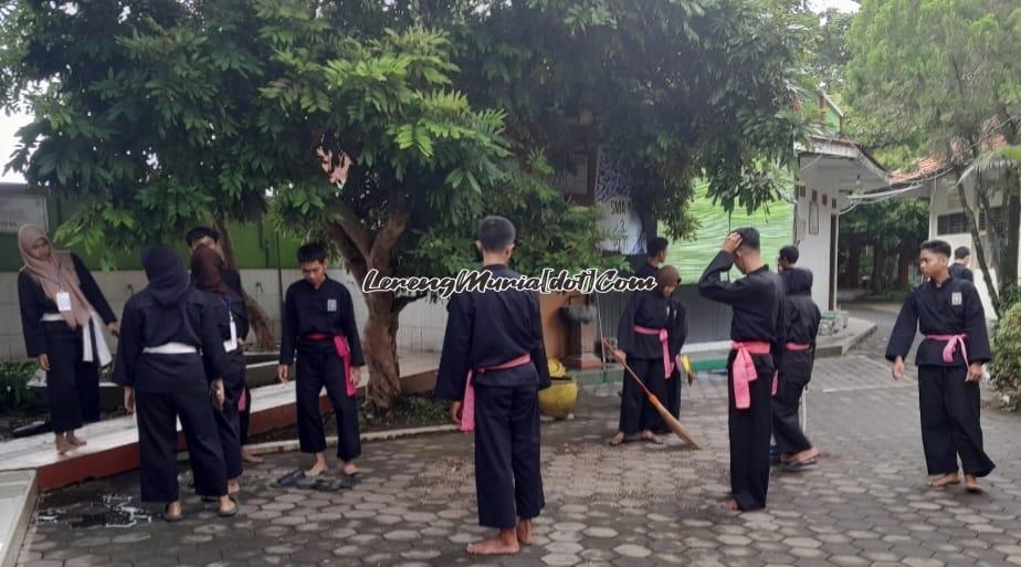 Kerja bakti peduli lingkungan di sekitar SMAN 3 Pati dalam rangka mencintai tempat latihan