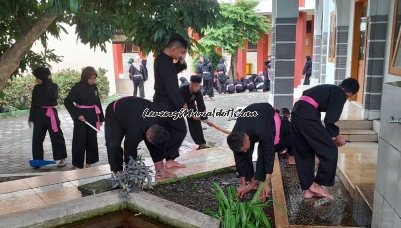 Pesilat SH Terate sedang membersihkan lingkungan Masjid Jabal Khoir SMAN 3 Pati