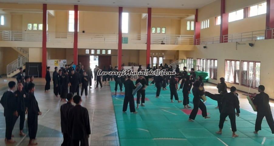 Atlet pencak silat Sekeksi Popda Pati sedang mengikuti tes berbagai  teknik di auditorium SMAN 3 Pati