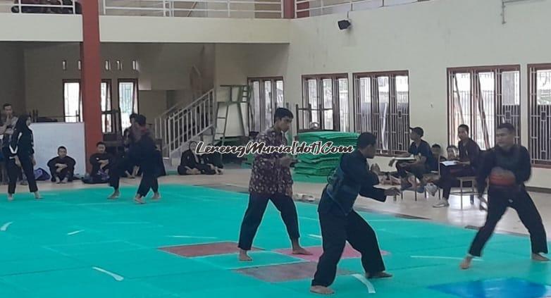 Atlet pencak silat sedang mengikuti tes sparring partner