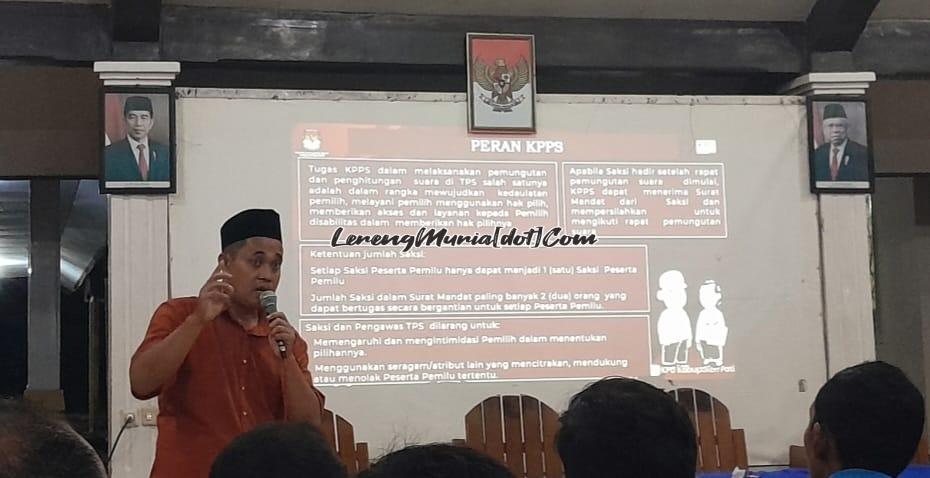 Ketua PPS Desa Muktiharjo Margorejo Pati Eddy Safirin sedang memberikan materi dal Bimtek Pemilu 2024