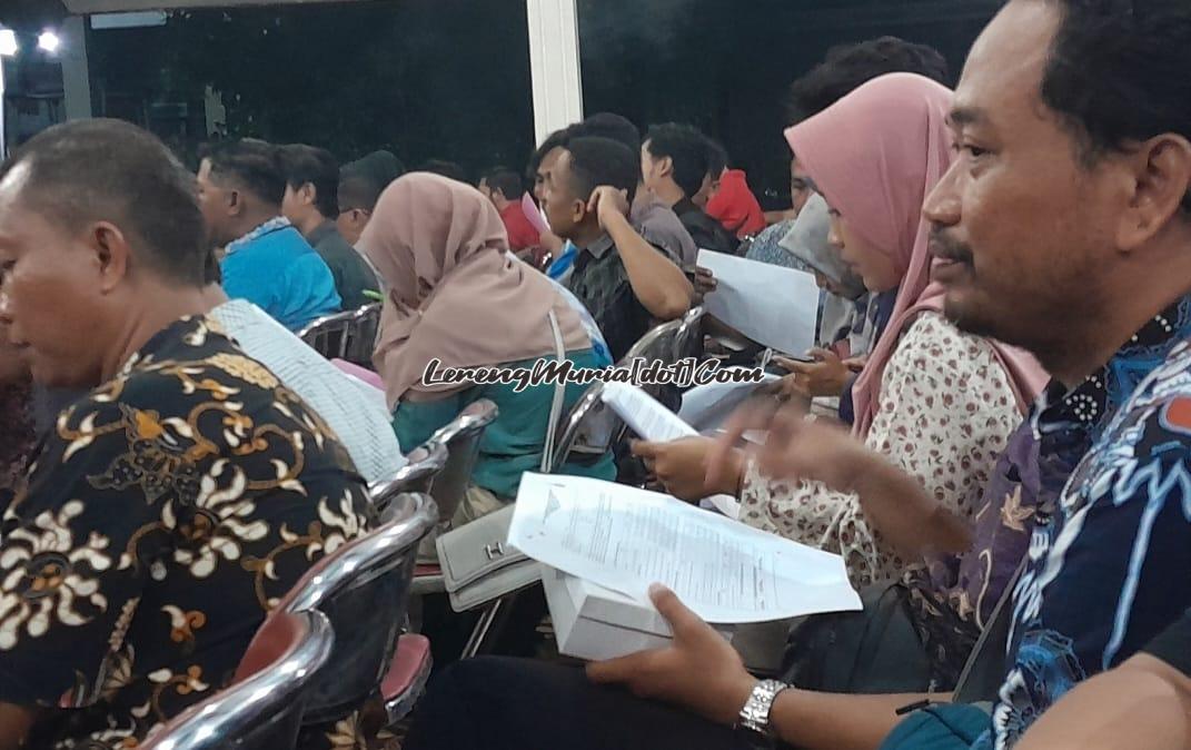 Para peserta sedang latihan mengerjakan soal perihal Pemilu 2024