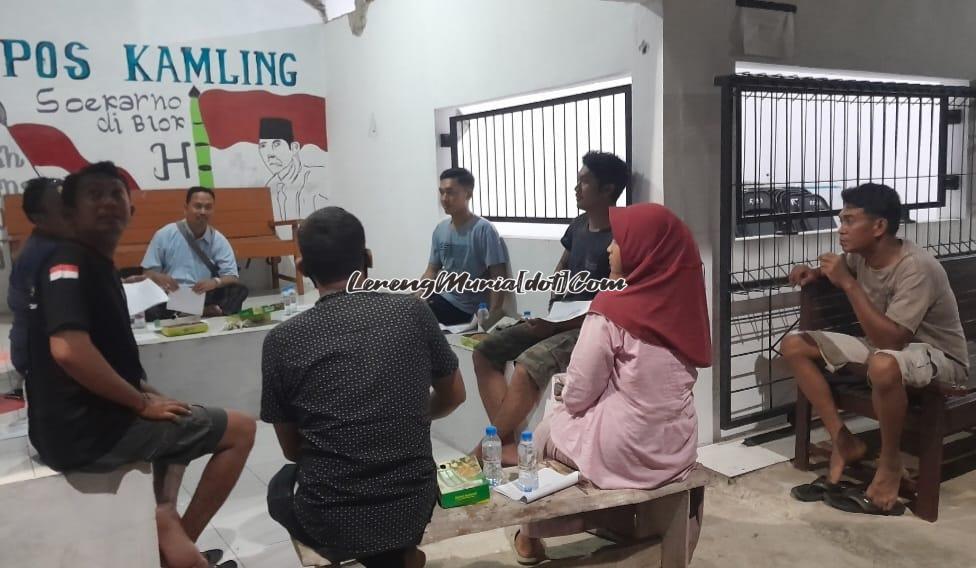 Anggota KPPS TPS 17 mengadakan rapat koordinasi dalam rangka melancarkan tugas dalam Pemilu 2024