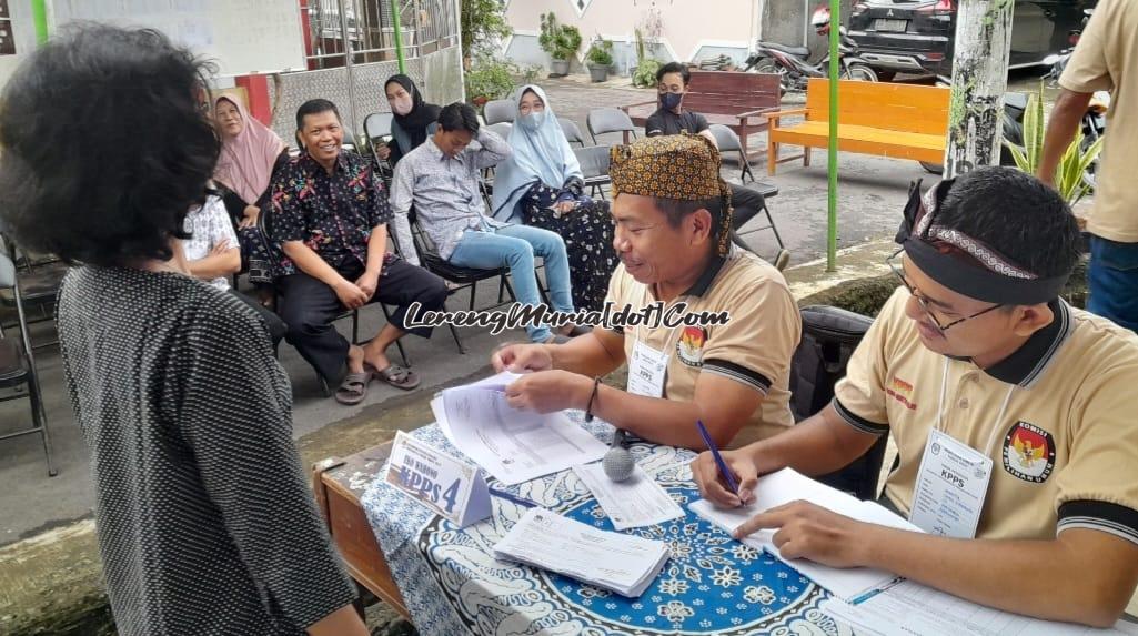 Kesibukan anggota KPPS TPS 17 bagian pendaftaran ketika melayani pemilih