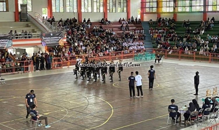 Tim Kobra SMAN 3 Pati sedang menampilkan kebolehannya dalam kreasi baris berbaris di GOR Pati