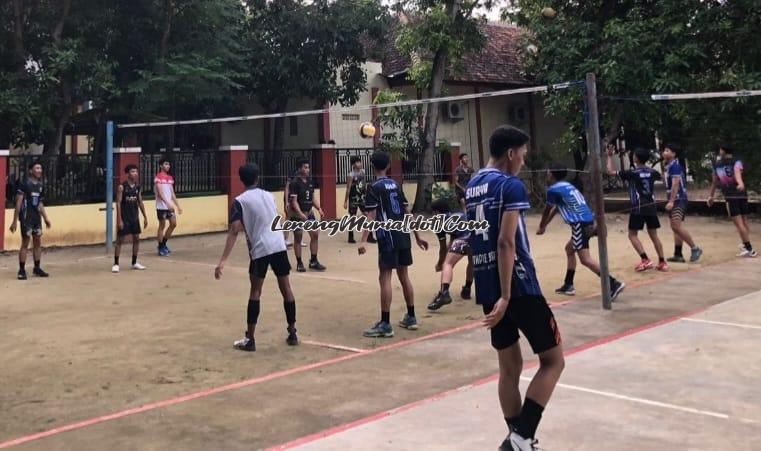 Tim bola voli putra SMAN 3 Pati sedang berlatih intensif di Lapangan Bola Voli SMAN 3 Pati