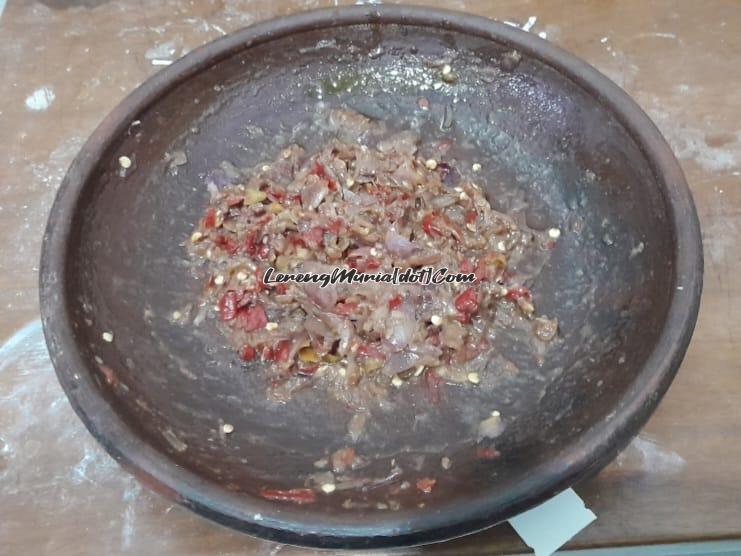 Sambal jlantah di cobek yang siap disantap