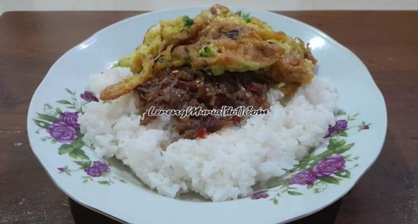 Nasi dikombinasikan dengan  lauk sambal jlantah dan telur dadar, nikmatnya tiada tara