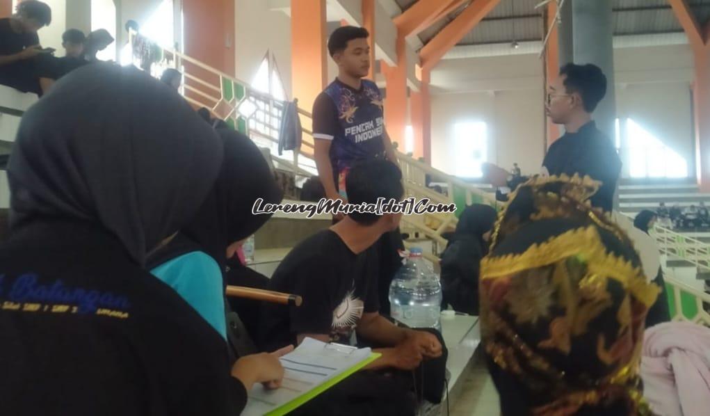 Salah satu kontingan dari Kabupaten Pati sedang mencermati bagan pertandingan