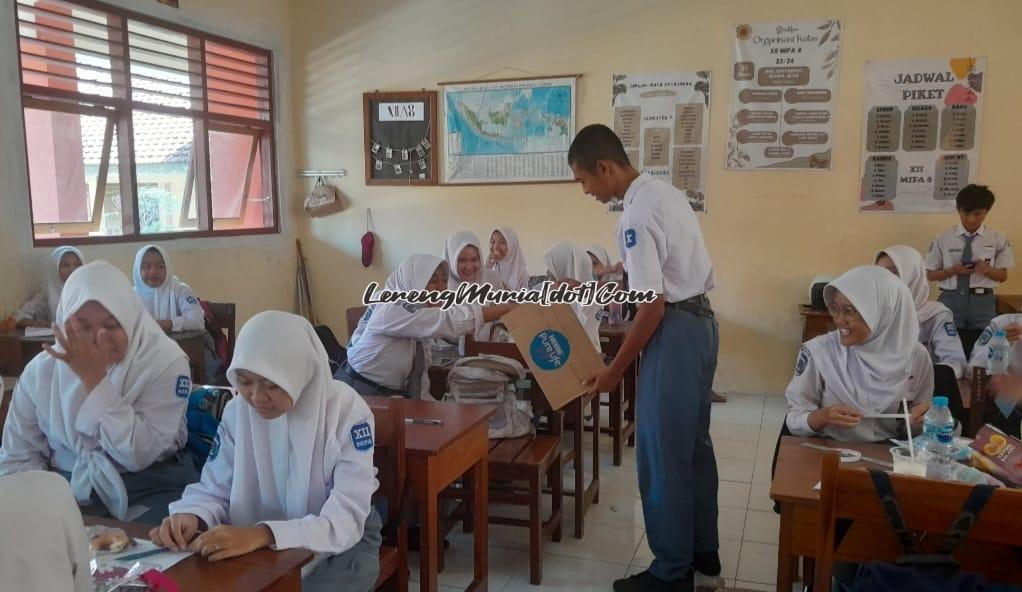 Siswa perwakilan Pengurus OSIS/MPK SMAN 3 Pati berkeliling masuk ke kelas dalam rangka penggalian dana suka rela Peduli Banjir Demak