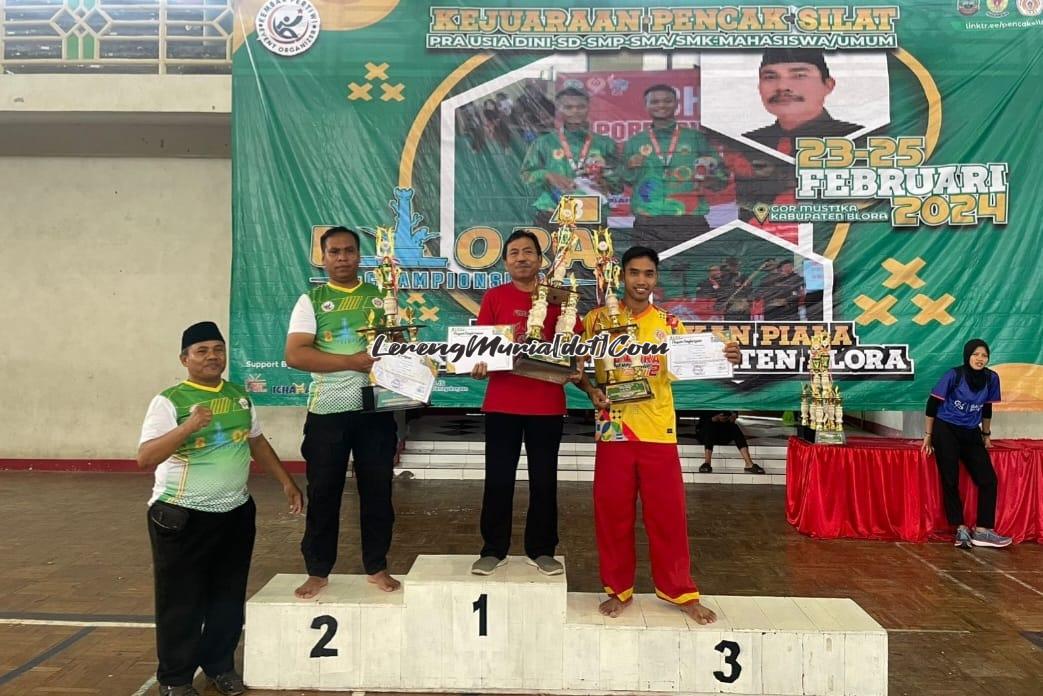 Juara umum 1 dari SMAN 3 Pati (3 dari kiri), juara umum 3  dari Tapak Suci Pati (paling kanan) kategori remaja Blora Championship 2024