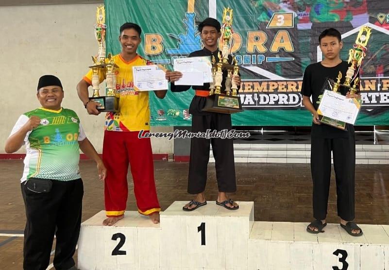 Juara umum 2 dari Tapak Suci Pati (2 dari kiri) dan juara umum 3 dari SH Terate Rayon Winong Pati (paling kanan) kategori pra remaja  wujud dominasi pesilat Pati