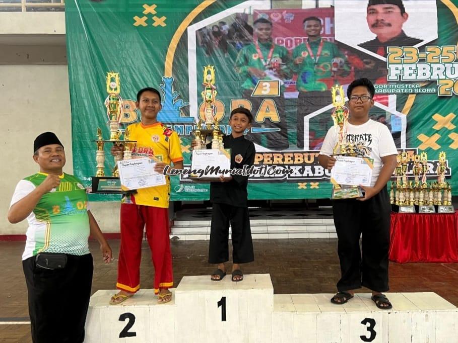 Juara umum 2 kategori usia dini dari Tapak Suci Pati (2 dari kiri) dan juara umum 3 (paling kanan) dalam Blora Championship