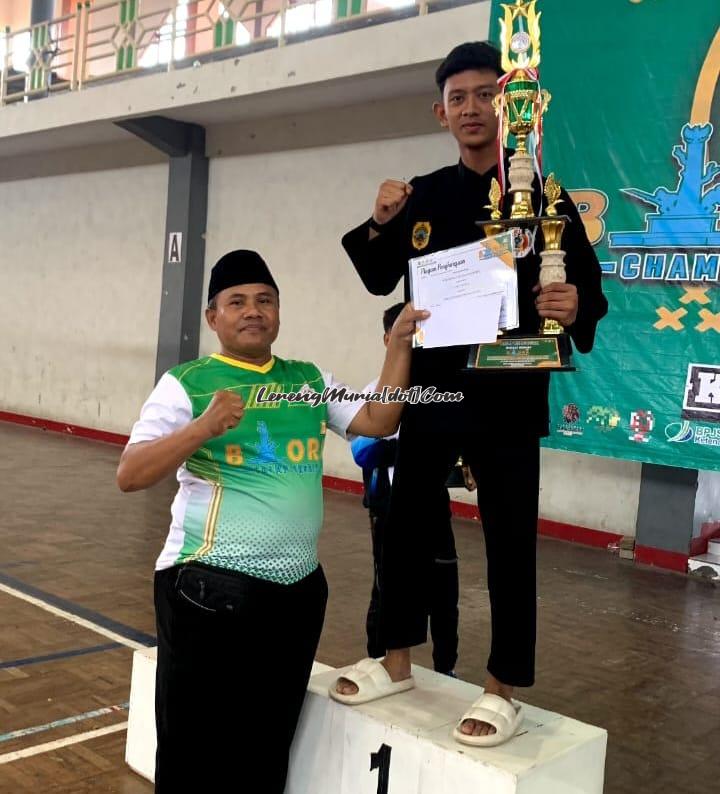 Muhammad Faiq Izza Mahendra (kanan) dari Kontingan SMAN 3 Pati berhasil mendapatkan piala sebagai pesilat terbaik putra remaja Blora Championship 2024