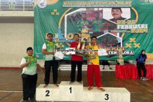 Perwakilan official SMAN Pati (3 dari kiri) sebagai juara umum 1 Blora Championship bersama perwakilan juara yang lain.