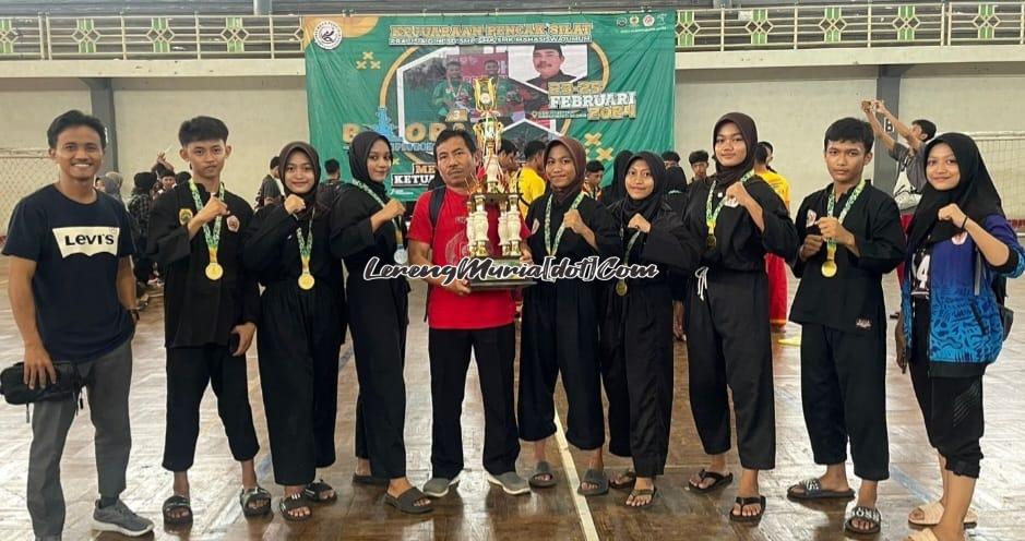 Kontingan SMAN 3 Pati yang berhasil meraih juara umum 1 Kejuaraan Pancak Silat Blora Championship di GOR Mustika Kabupaten Blora