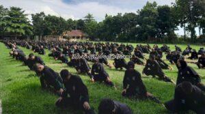 Peserta UKT sedang melakukan peregangan di Lapangan Sepak Bola SMAN 3 Pati