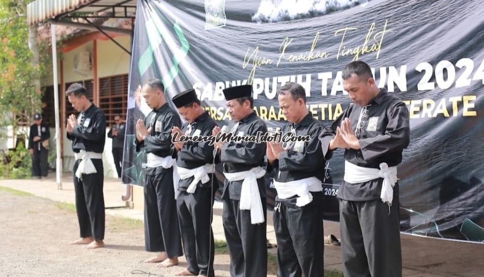 Doa bersama sebelum acara UKT dimulai dan dihadiri oleh Ketua Dewan Cabang SH Terate Pati Muhammad Sururi (3 dari kiri)