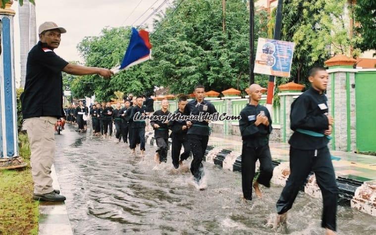 Lari long march oleh peserta UKT di sekitar perumahan SMAN 3 Pati  dan melewati jalan yang tergenang air