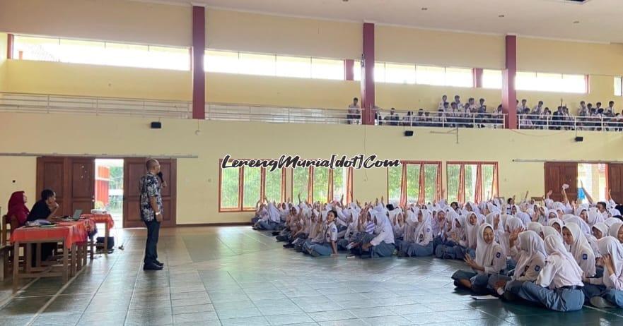 Siswa kelas XI  memperhatikan pemaparan materi dari Diketapang Kabupaten Pati di Auditorium SMAN 3 Pati