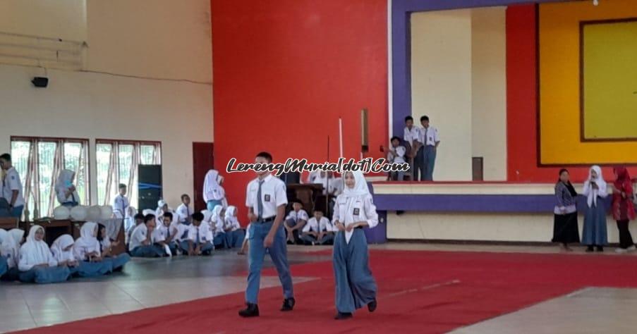 Siswa perwakilan kelas latihan fashion show meramaikan pagelaran P5 SMAN 3 Pati