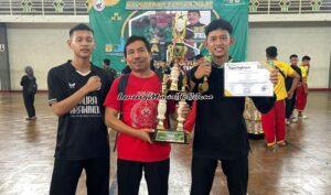 Muhammad Faiq Izza Mahendra (kanan) atlet SH Terate Cabang Pati yang menjadi pesilat terbaik putra kategori remaja Blora Championship beberapa waktu yang lalu