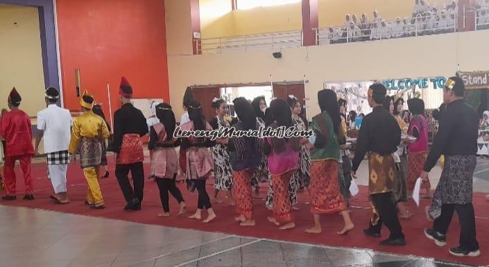 Parade fashion show dalam pagelaran P5 dengan berbagai corak budaya busana adat nusantara | LERENG MURIA Parade fashion show dalam pagelaran P5 dengan berbagai corak budaya busana adat nusantara
