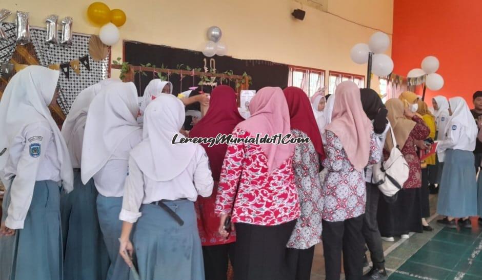 Kunjungan stan oleh guru, karyawan dan siswa ke lokasi gelar P5 | LERENG MURIA Kunjungan stan oleh guru, karyawan dan siswa ke lokasi gelar P5