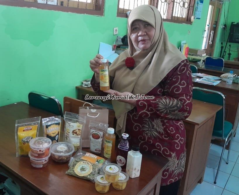 Ibu Suparyati, S.Pd. salah satu guru SMAN 3 Pati memborong produk P5 siswa | LERENG MURIA Ibu Suparyati, S.Pd. salah satu guru SMAN 3 Pati memborong produk P5 siswa