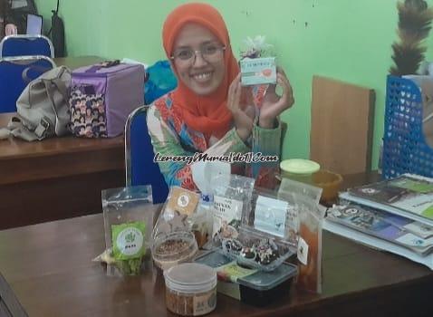 Ibu Andina Eka Pratiwi, S.Pd. memborong hasil karya siswa P5 berupa berbagai macam makanan dan minuman