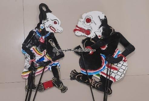 Wayang kertas tokoh Gareng (kiri) dan Bagong (kanan) yang masih memiliki penggemarnya