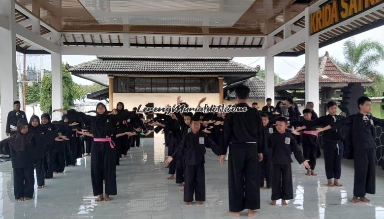 Latihan pencak silat usia dini di Krida Satria Tama Padepokan Agung SH Terate Pusat Madiun terlihat sangat bersemangat dan penuh antusias